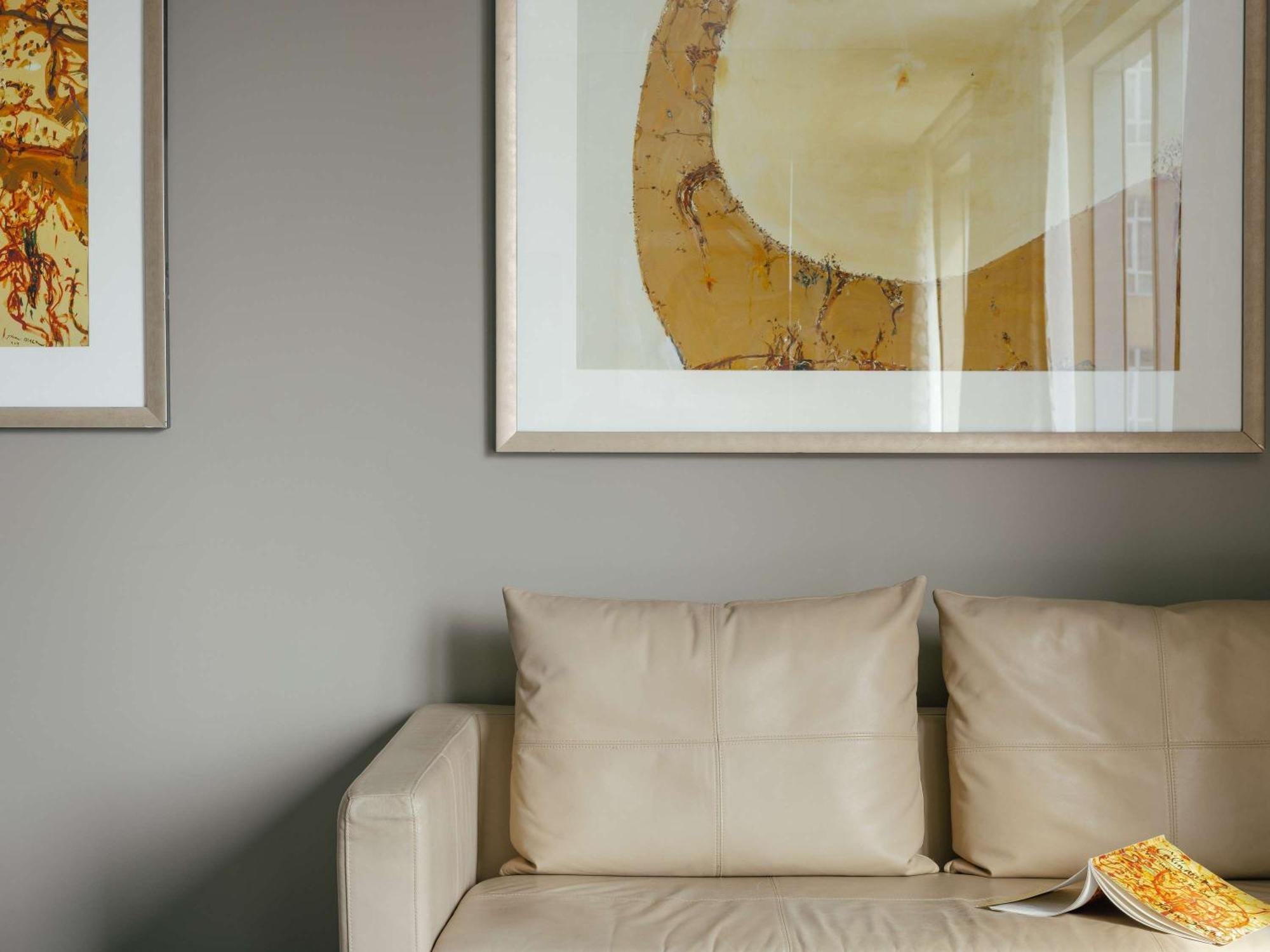 The Olsen Melbourne Art Series Exterior foto A room with a sofa